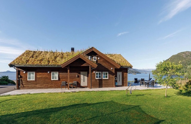 5 bedroom lovely home in ølensvåg