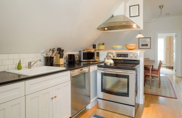 5-Bedroom Retreat by Lake & Downtown - Fully Registered & Licensed