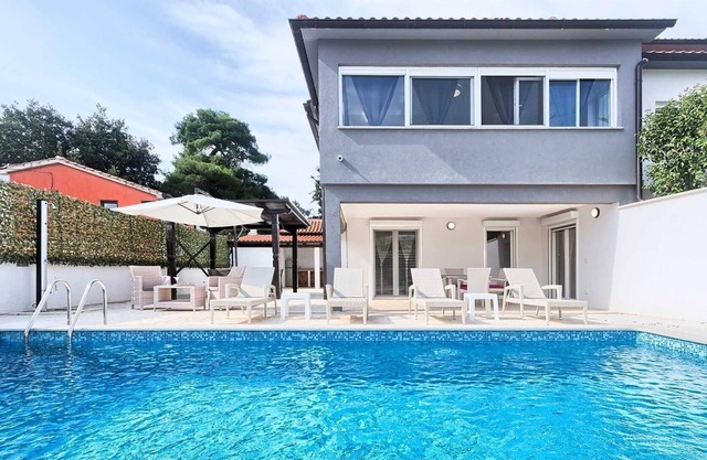 5 bedroom villa with pool in Porec
