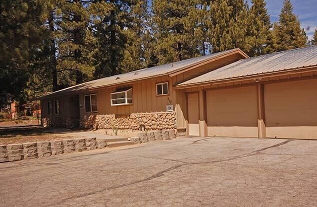 5 Bedrooms Sleeping 11 with Hot Tub - Great Location, Good Rates! 917T~