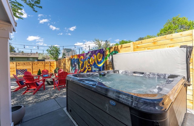 5 BR Luxury Funhouse, Walk to Fiddler's Green, Hot Tub, Mini-Golf, FirePit, Theater Room