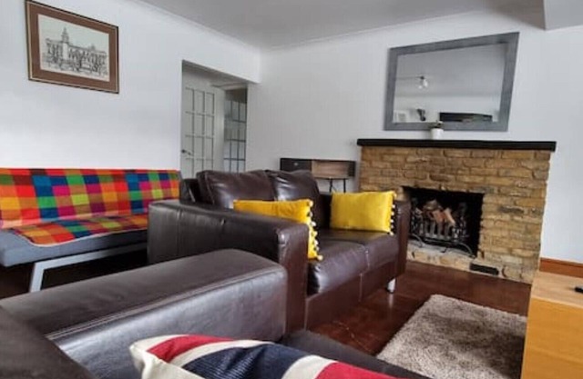 5 double beds in a detached house in Cheshunt with free parking.