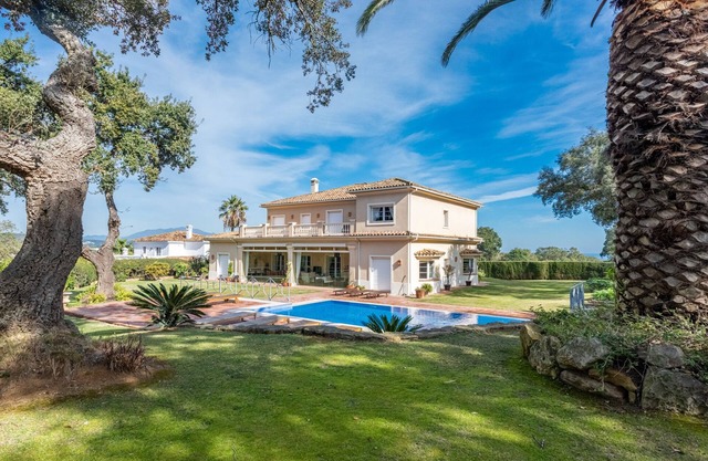 5* luxury villa. San Roque Club. 2-tier pool. WiFi via fibre optic. Walk to golf