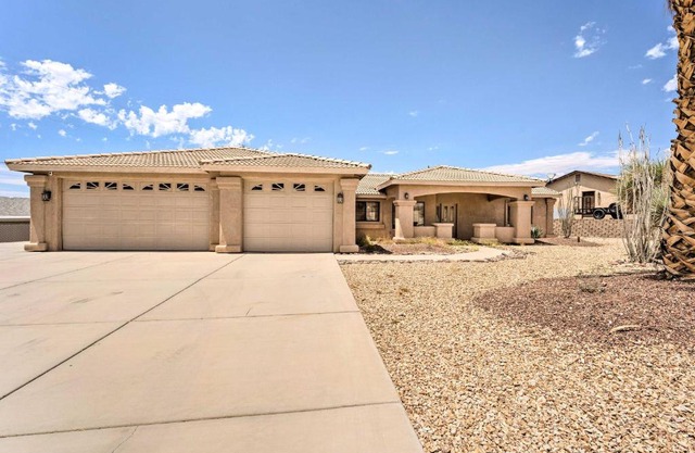 5 Mi to Beach and Marina Lake Havasu Getaway!