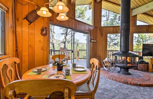 5 Mi to Big Bear Mtn Resort: Cozy Cabin w/Deck