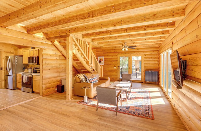 5 Mi to Dwtn: Pagosa Springs Cabin w/Mtn Views!
