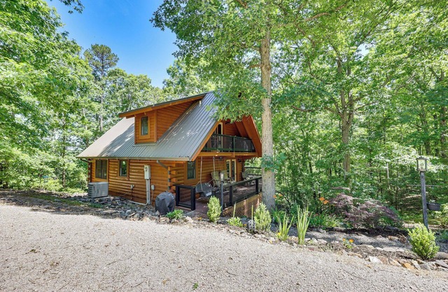 5 Mi to Hot Springs Nat'l Park: Cabin w/Yard