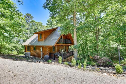 5 Mi to Hot Springs Natl Park Cabin with Yard