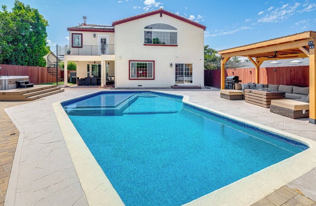 5 Mi to La Jolla Cove: Spacious Retreat w/Hot Tub