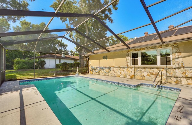 5 Mi to Weeki Wachee: Spring Hill Home w/Lanai