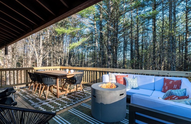 5 miles to Stratton! Family-friendly with game room and deck!