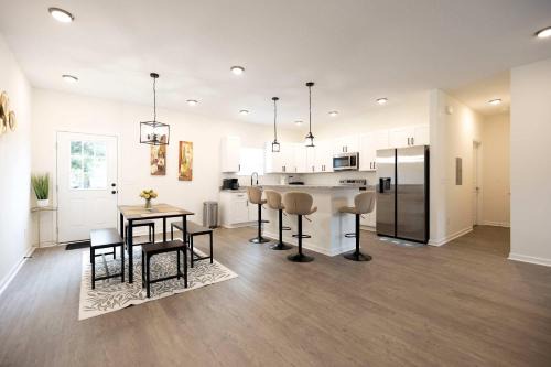 5 Min to Downtown - 12 to Elon - Deck - Wi-Fi