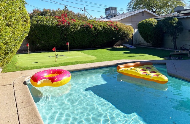 5 min to Old Town, HEATED Pool, Master Suite, Shuffleboard and Mini Golf!