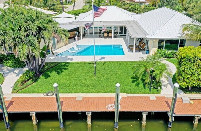 5 Min Walk to Beach ~ Heated Pool ~ Dock ~ Bikes