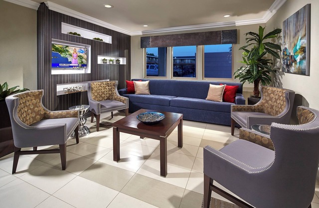 5-Min Walk to Disney – Cozy Stay w/Pool & Parking Near Parks!