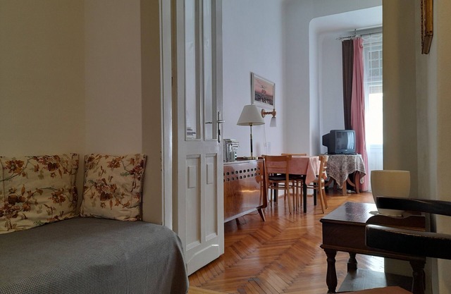5 min walk to Parliament with Danube river view in a historical palace , AC n