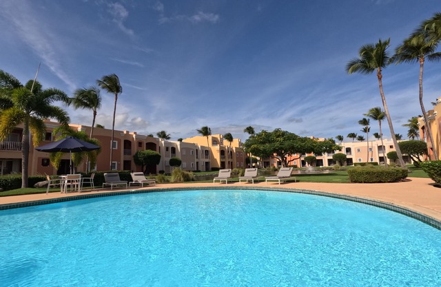 5 min walk to the beach, pool and tennis courts