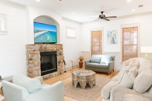 5 Mins to Beach Shared Pool Covered Deck Bikes Heron Cottage by AvantStay