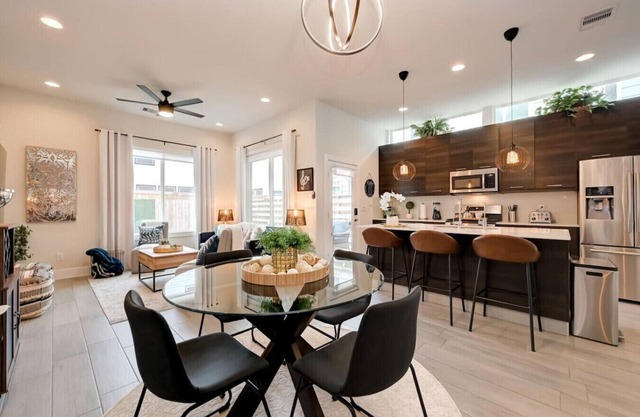 5 mins to Downtown/Tesla Charger/Sleeps 6/4 Beds