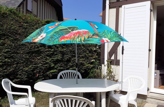 5 mins walk from the beach, cottage with private garden