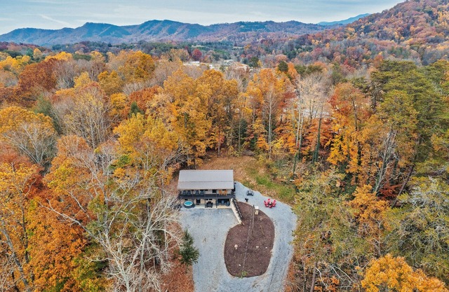 5 minutes from Dollywood! Family Cabin Game Room Fun