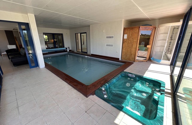 5 minutes from the beach, comfortable villa with pool and spa