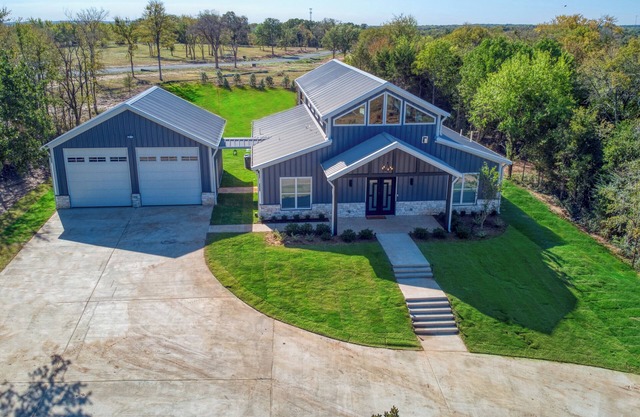 5 minutes to Beautiful Lake Texoma! Sleeps 12 people and Pet-Friendly!