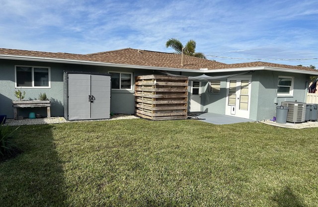 5 minutes to the BEACH! Beautiful neighborhood on intercoastal. Family friendly