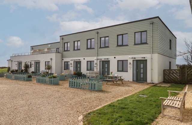 5 OCEAN REACH, pet friendly, character holiday cottage in Bolberry