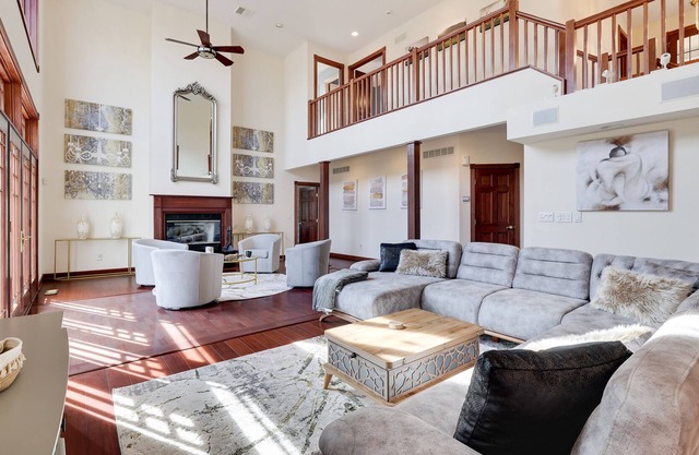 5 Star Golf Resort Villa in the ♥ of Poconos Hot tub-Sauna-Game Room