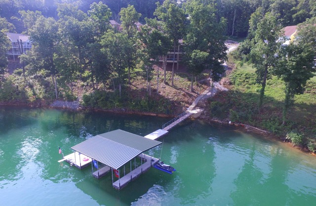 5 Star Lakefront Home on Norris Lake at Stardust Marina, 5 BR/6BA, Covered Dock