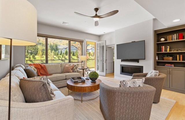 5-Star. Luxury Condo, Heated Pool, Hot Tub, Ski in/out @ Windham