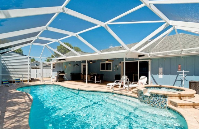 5 stars! ⭐️? HotTub&Pool-4BR/2BA 5 miles to beach!
