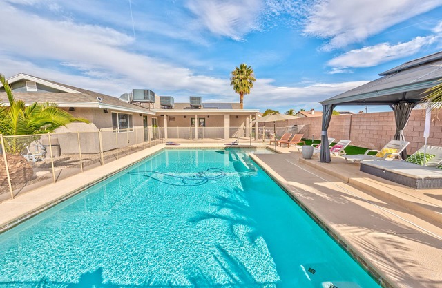 5 stars Villa! Modern! Central! Big Pool & Back Yard! Enjoy.