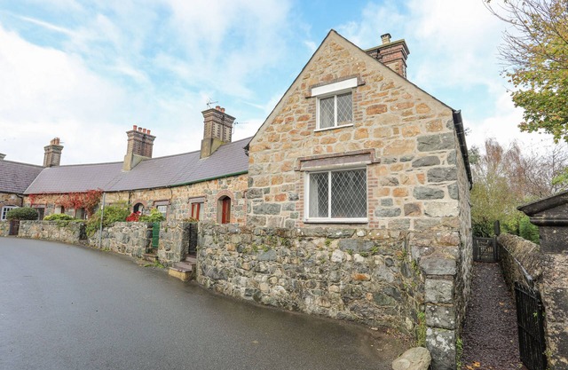 5 THE CRESCENT, pet friendly, character holiday cottage in Caernarfon