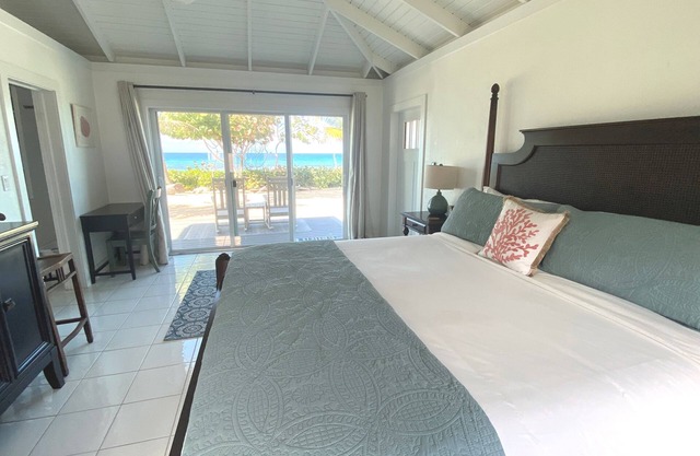 50% off 4th night! Private, quiet oceanfront home, wrap-around screened porch.