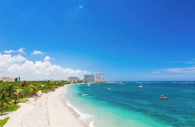 5BD/4BA Villa with a Huge Patio, Private Heated Pool and Hot Tub by the Beach