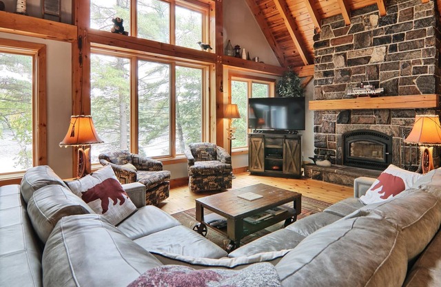 5bdrm, 4bath, Boathouse, 2 bdrm Bunkie, all day sun!