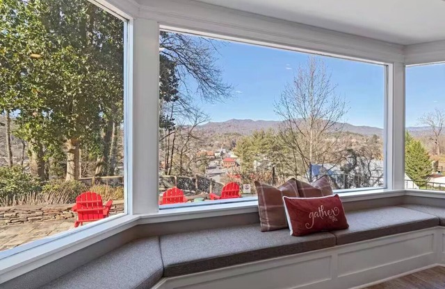 5BR/5.5 Bath/Mountain/City View Walk to Town Game Room Fire Pit