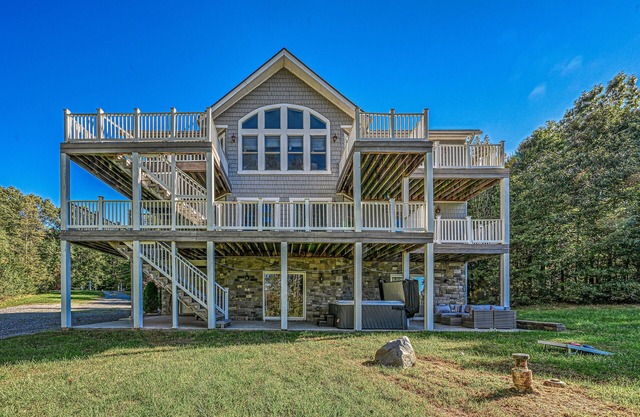 5BR and 5.5 BA Lakefront Home w/private hot tub and dogs ok!