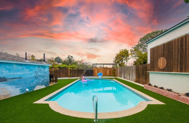 5BR Heated Pool + Firepit + Putting Green in OB