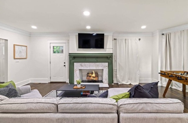 5BR Luxury Home in Westport KC w/Jacuzzi, Foosball, Grill