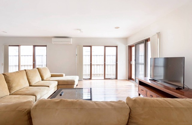 5br Luxury House 20 Min To Cbd Spacious Living