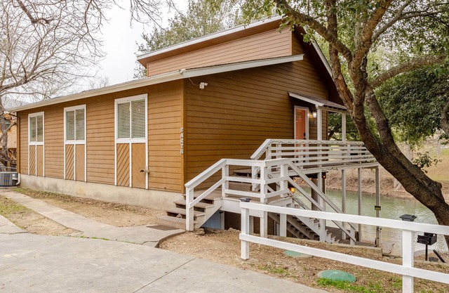 5BR Riverfront Cabin, Steps to Water, Sleeps 18