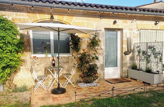 5km Saint-Émilion - Attractive renovated gîte with all comforts, terrace, sleeps 2
