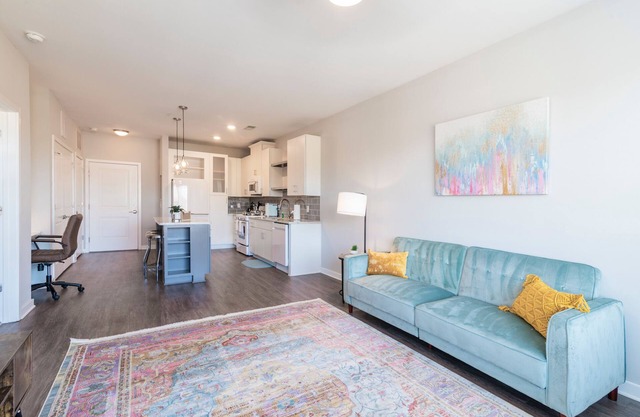 5min to Uptown! Suite Stay~Lux Condo w/FREE Parking~ KING BED~LONG TERM Welcome!