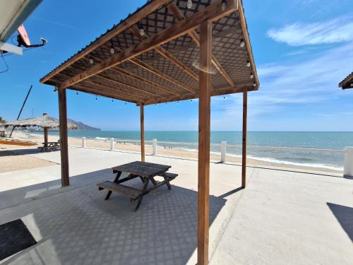6 &14 Equipped Beach House Seaside Hotel
