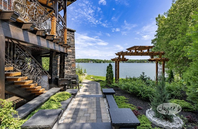 6 bdrm 6 bath Log oasis on Lake Simcoe! Sauna! Hot tub! Theatre! Boathouse!