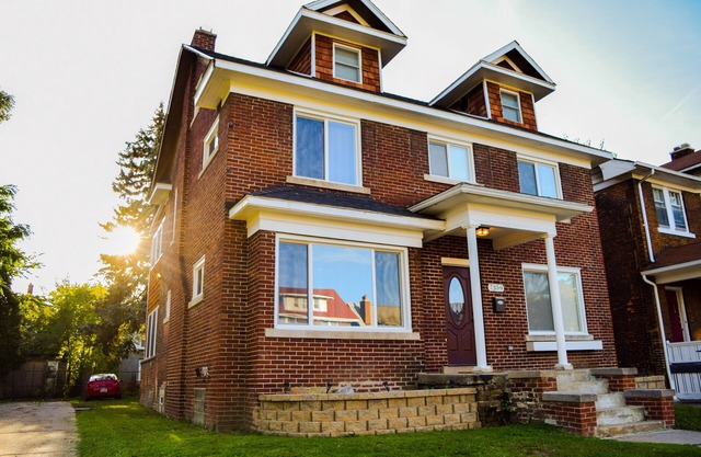 6 Bedroom/4.5 Bath/Across from Motown Museum