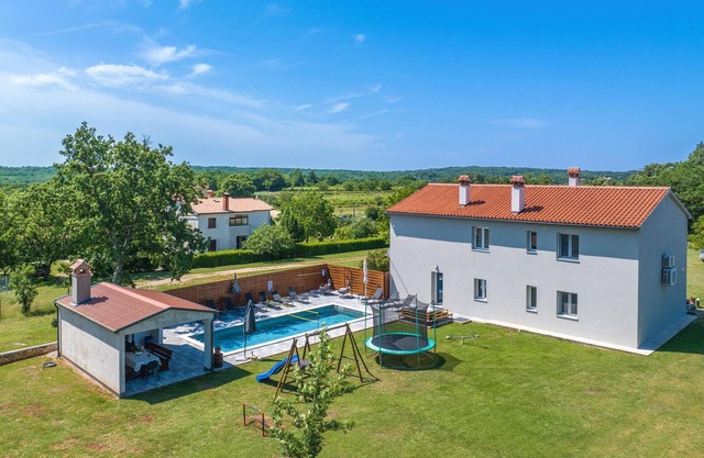 6 bedroom beautiful home in Nedescina